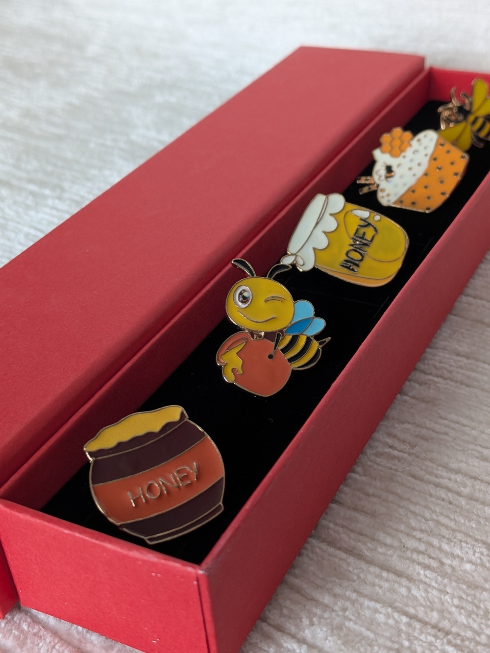 Honey Bee Metal Enamel Pins Set Of 5 Bumblebees Honey Pots Cupcake - Picture 1 of 10